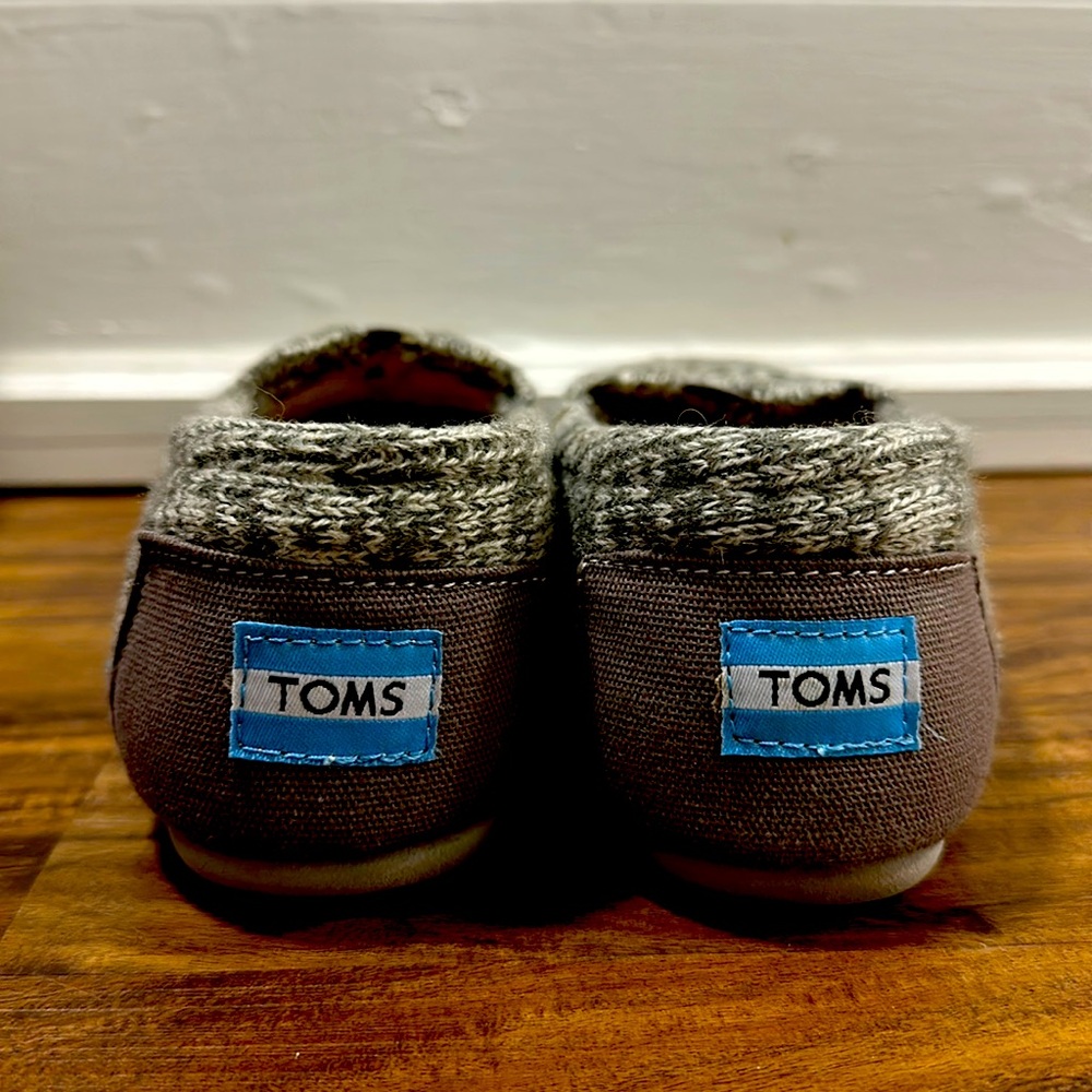 Cute sweater style Toms!!